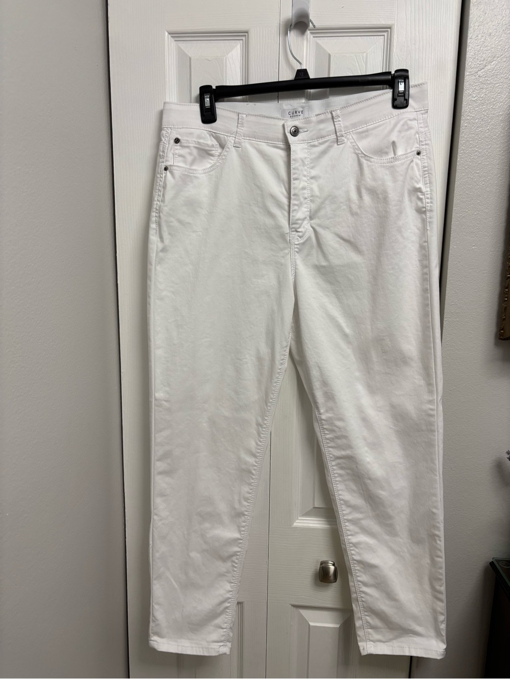 High-Rise White Women's Jeans - Clean Tapered Fit